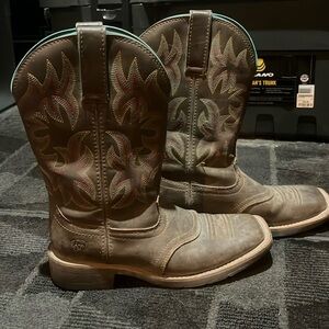 Like new Ariat square toe 7.5